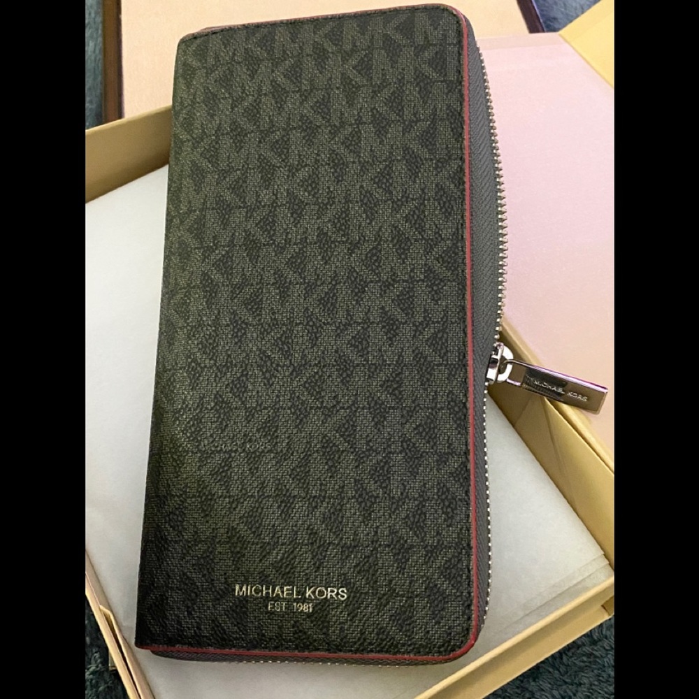 Michael Kors Wallet, Zip Around, TECH FRIENDLY,NEW - Picture 16 of 16